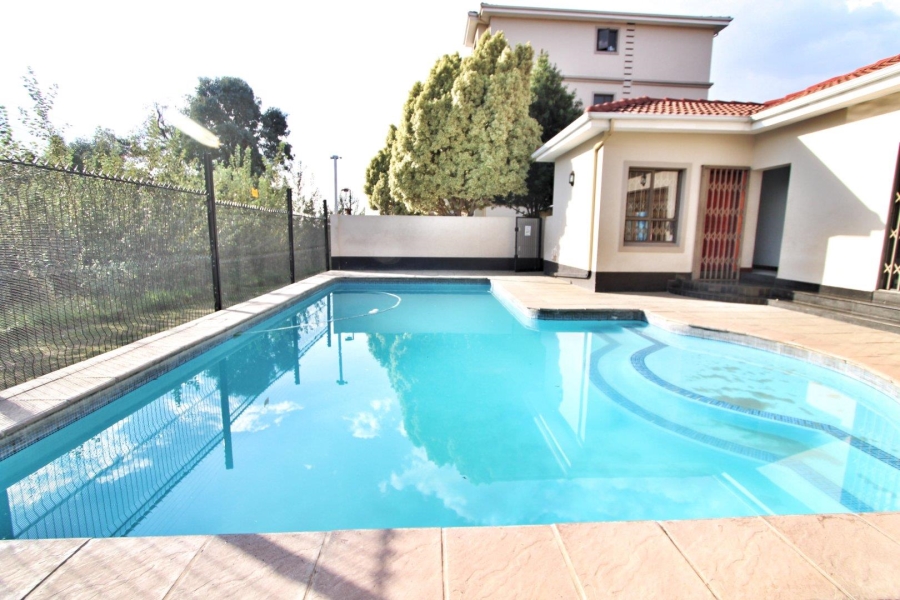 2 Bedroom Property for Sale in Noordwyk Gauteng