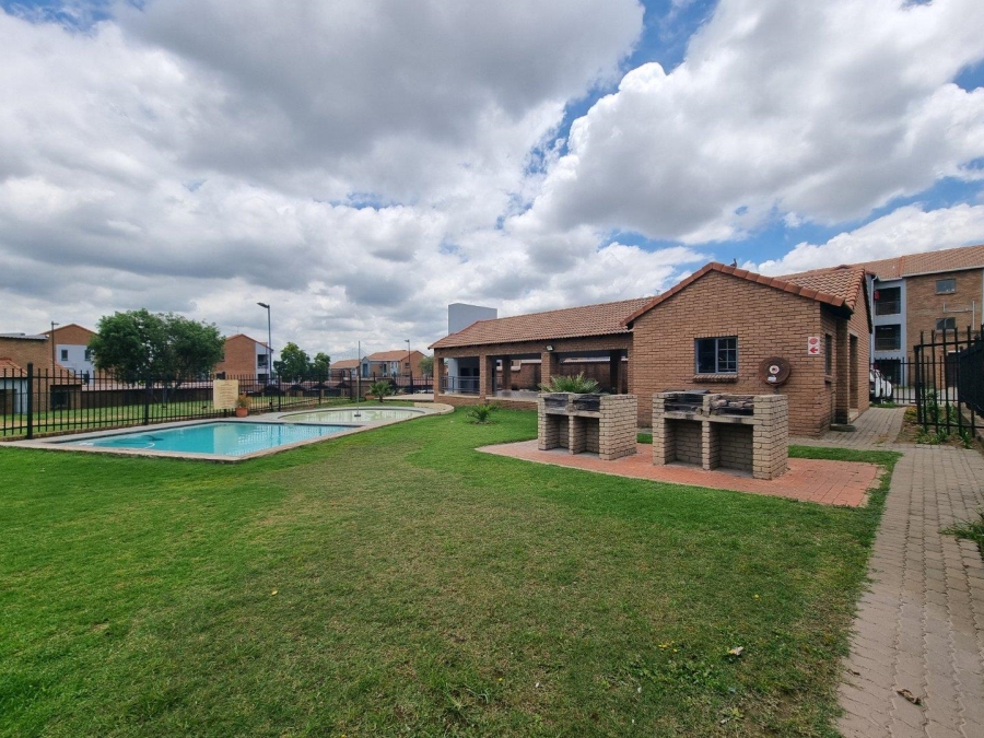 2 Bedroom Property for Sale in Vorna Valley Gauteng