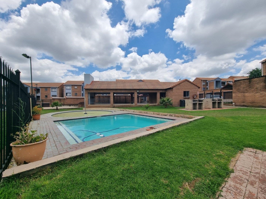 2 Bedroom Property for Sale in Vorna Valley Gauteng