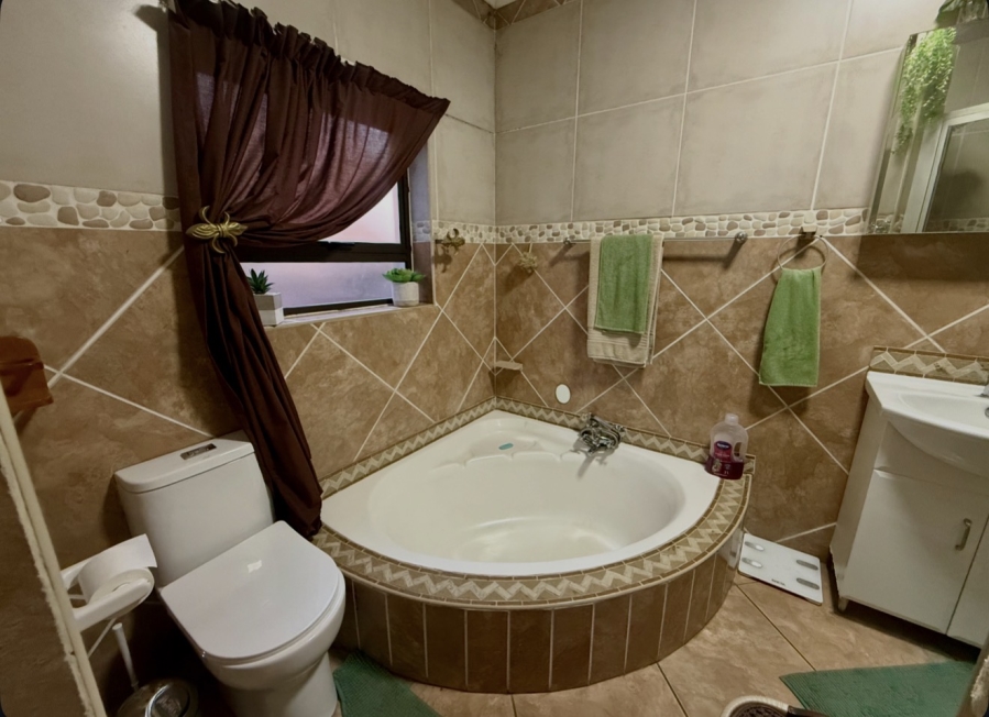 5 Bedroom Property for Sale in Bougainvillea Estate Gauteng