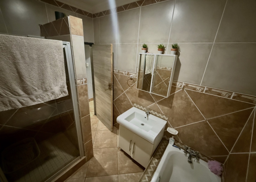 5 Bedroom Property for Sale in Bougainvillea Estate Gauteng
