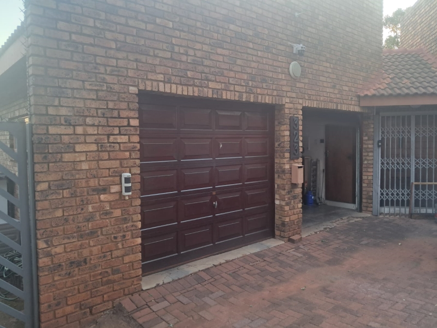 5 Bedroom Property for Sale in Faerie Glen Gauteng