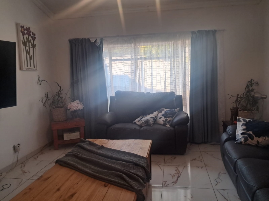 5 Bedroom Property for Sale in Faerie Glen Gauteng