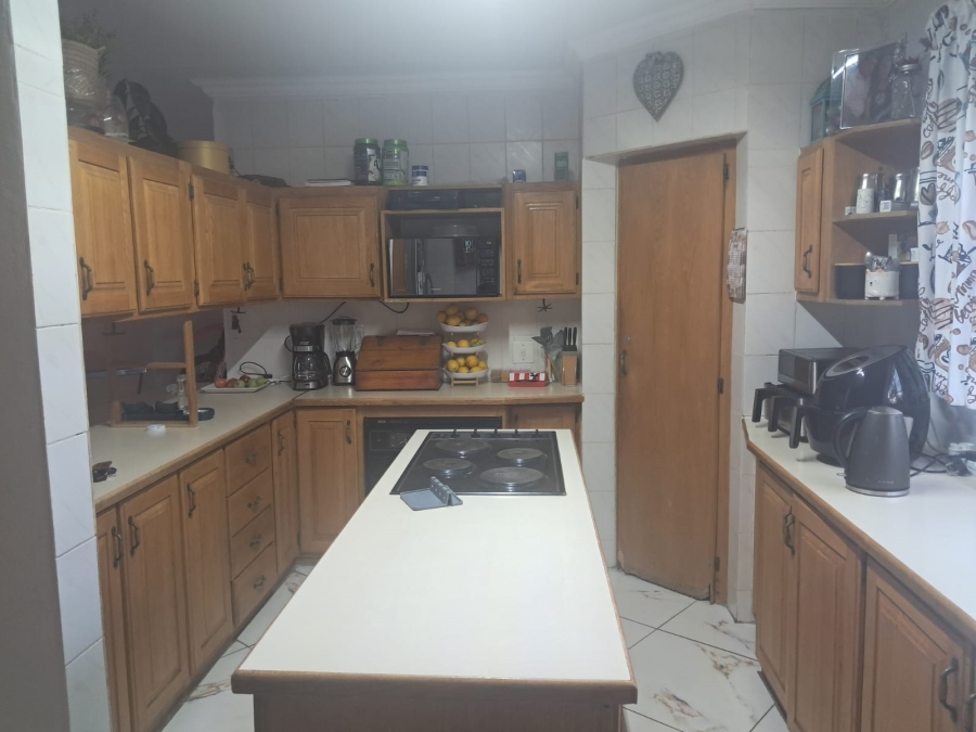 5 Bedroom Property for Sale in Faerie Glen Gauteng