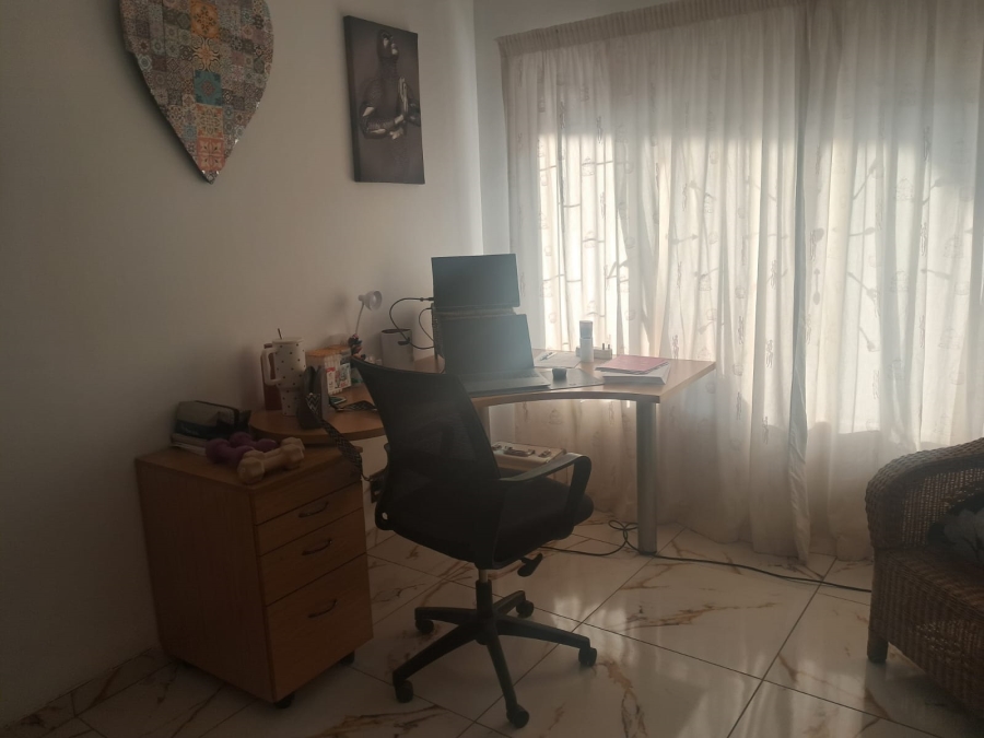 5 Bedroom Property for Sale in Faerie Glen Gauteng