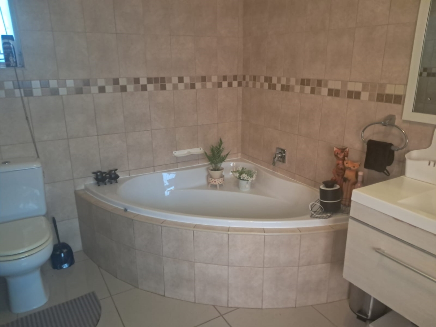 5 Bedroom Property for Sale in Faerie Glen Gauteng