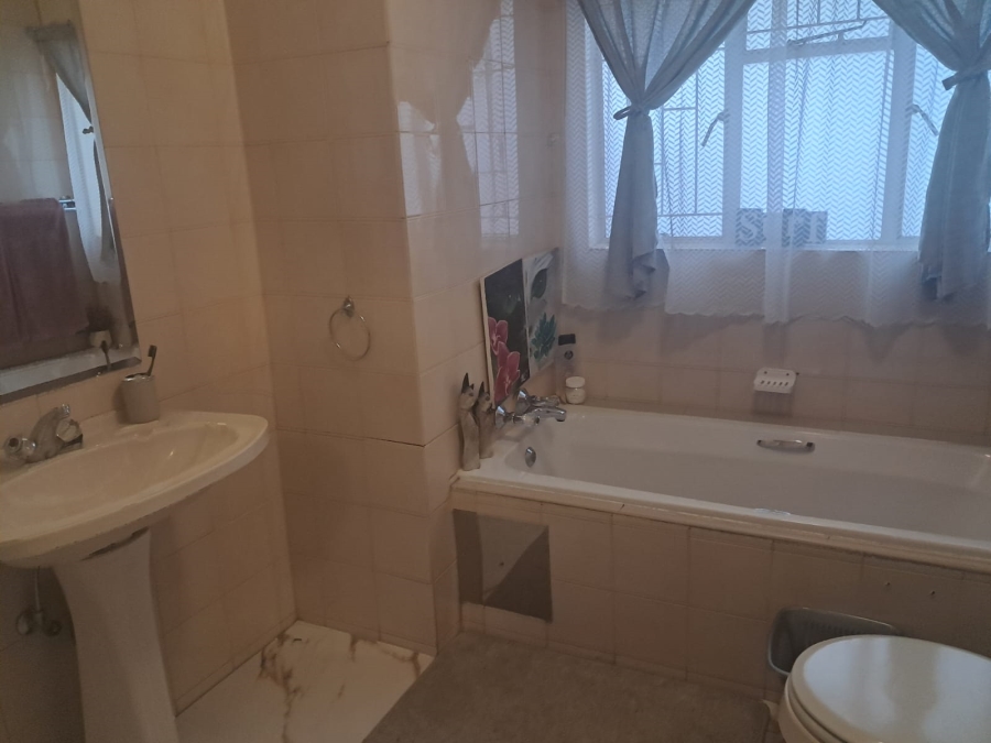 5 Bedroom Property for Sale in Faerie Glen Gauteng