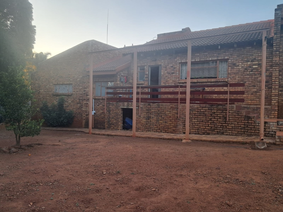 5 Bedroom Property for Sale in Faerie Glen Gauteng