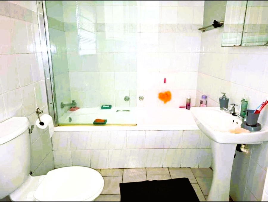 1 Bedroom Property for Sale in Brackendowns Gauteng