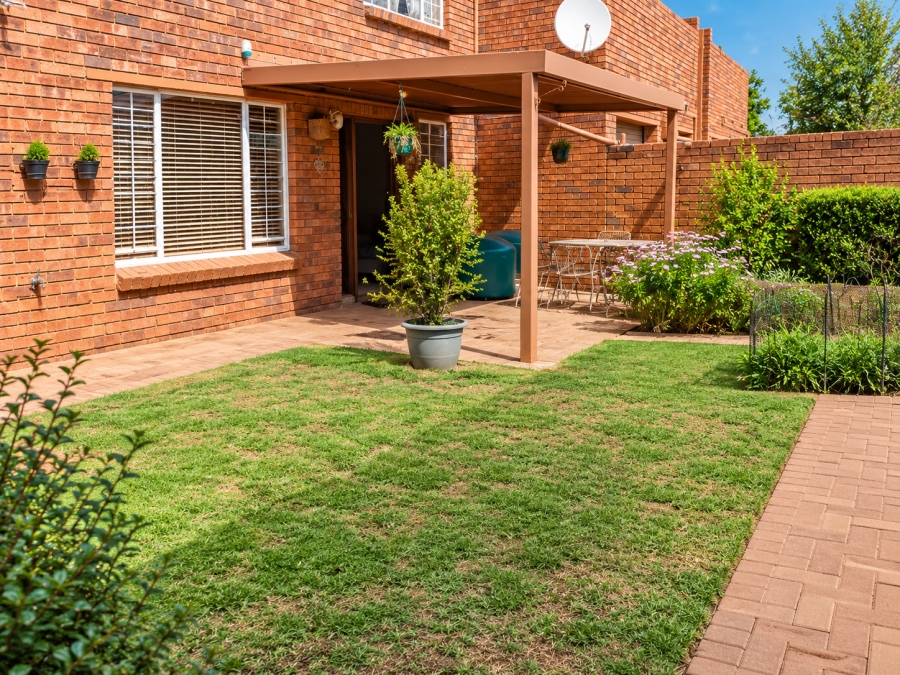 To Let 2 Bedroom Property for Rent in Die Hoewes Gauteng