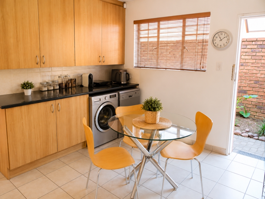 To Let 2 Bedroom Property for Rent in Die Hoewes Gauteng