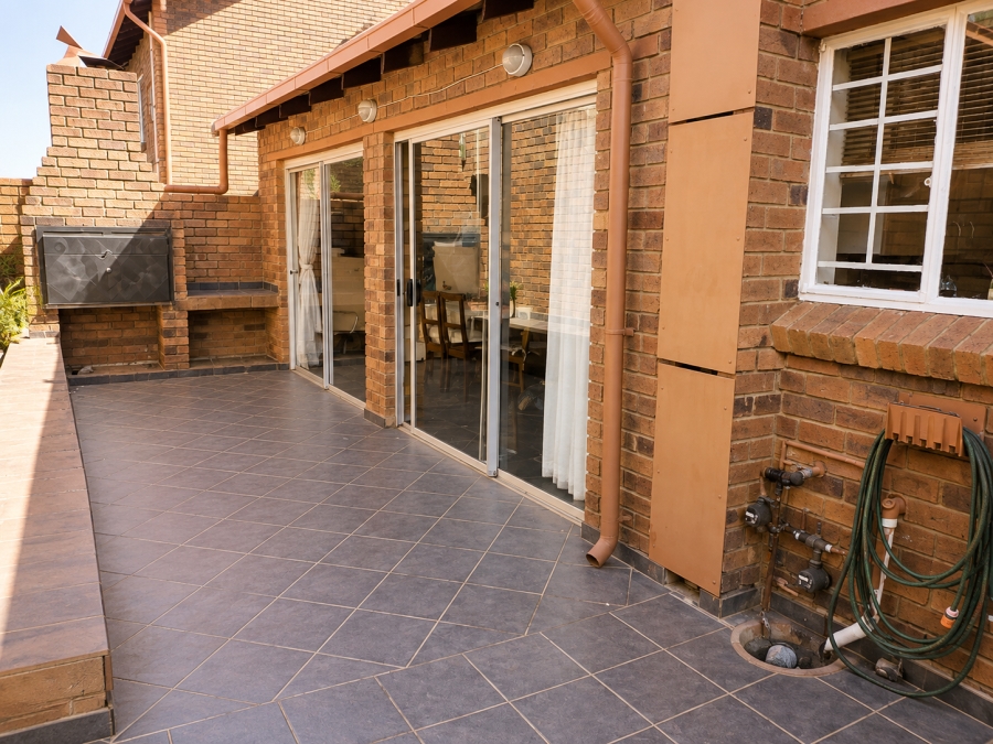 To Let 2 Bedroom Property for Rent in Die Hoewes Gauteng