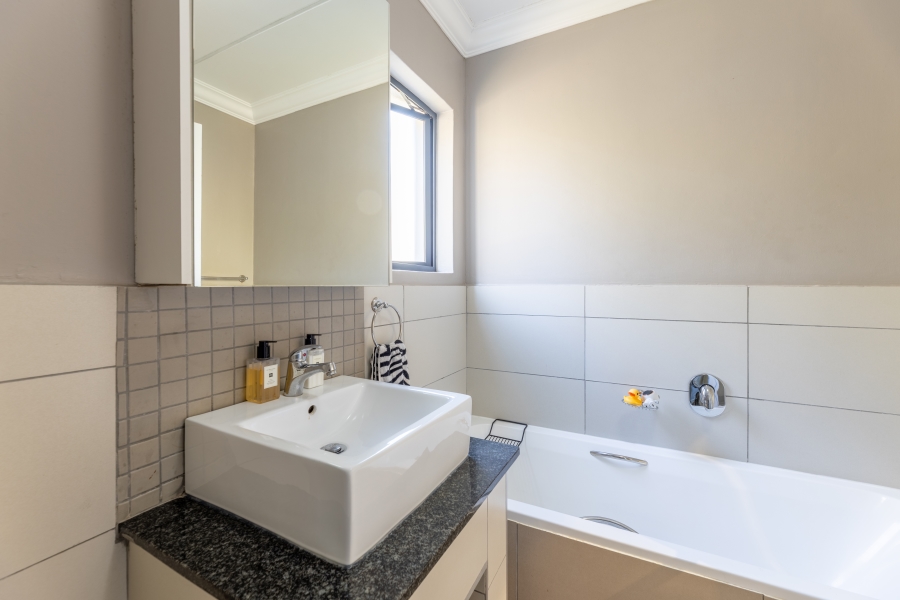 To Let 2 Bedroom Property for Rent in Broadacres Gauteng