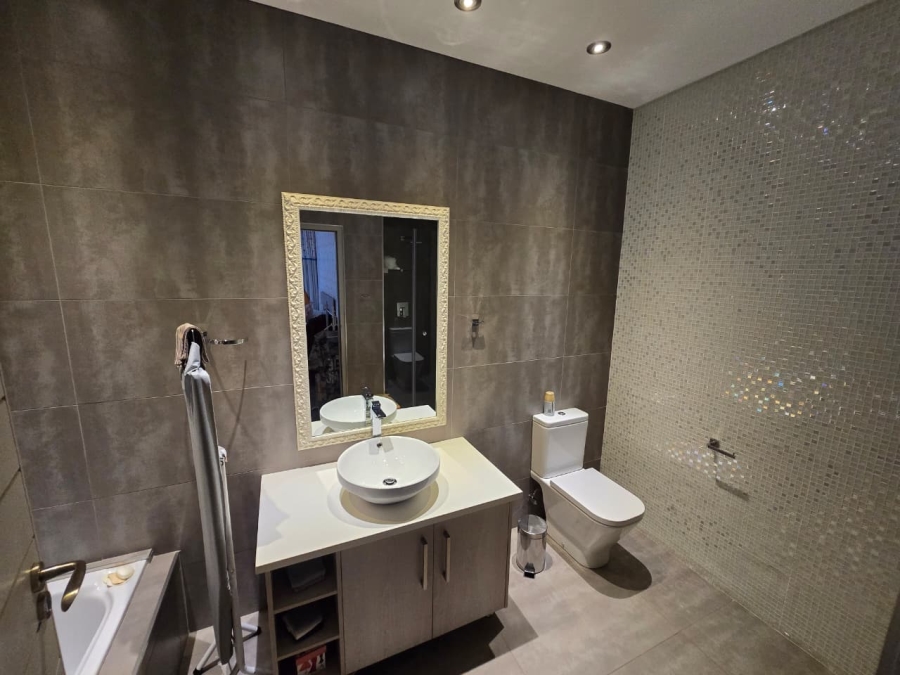 5 Bedroom Property for Sale in Three Rivers East Gauteng