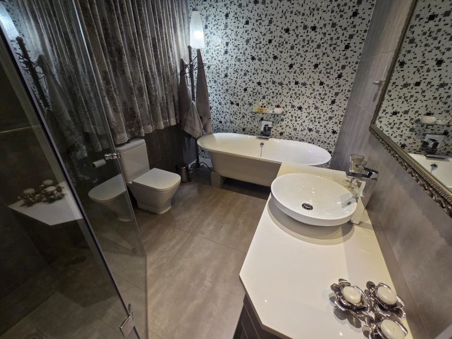 5 Bedroom Property for Sale in Three Rivers East Gauteng