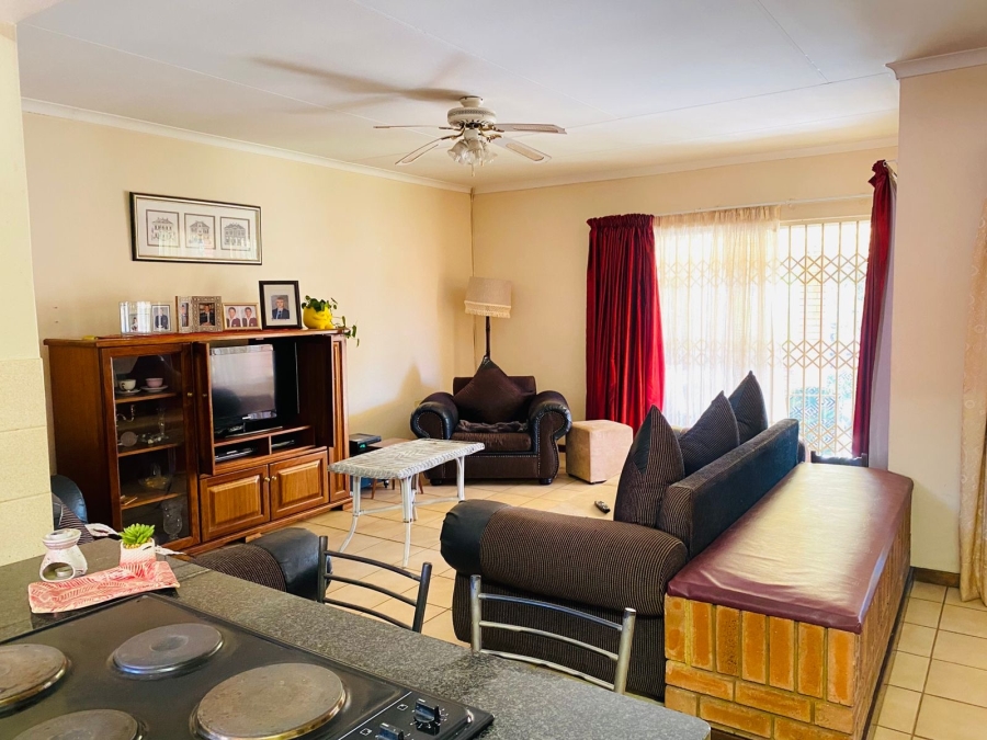 4 Bedroom Property for Sale in Garsfontein Gauteng