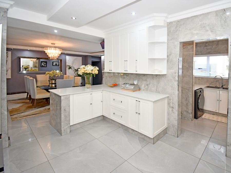 4 Bedroom Property for Sale in Hurlingham Manor Gauteng