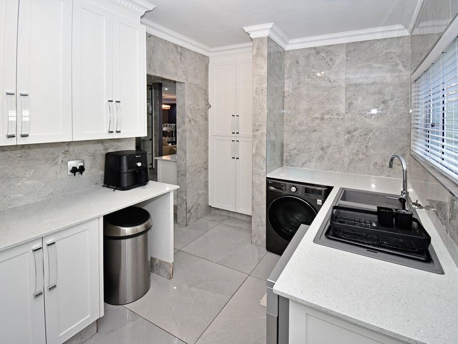 4 Bedroom Property for Sale in Hurlingham Manor Gauteng