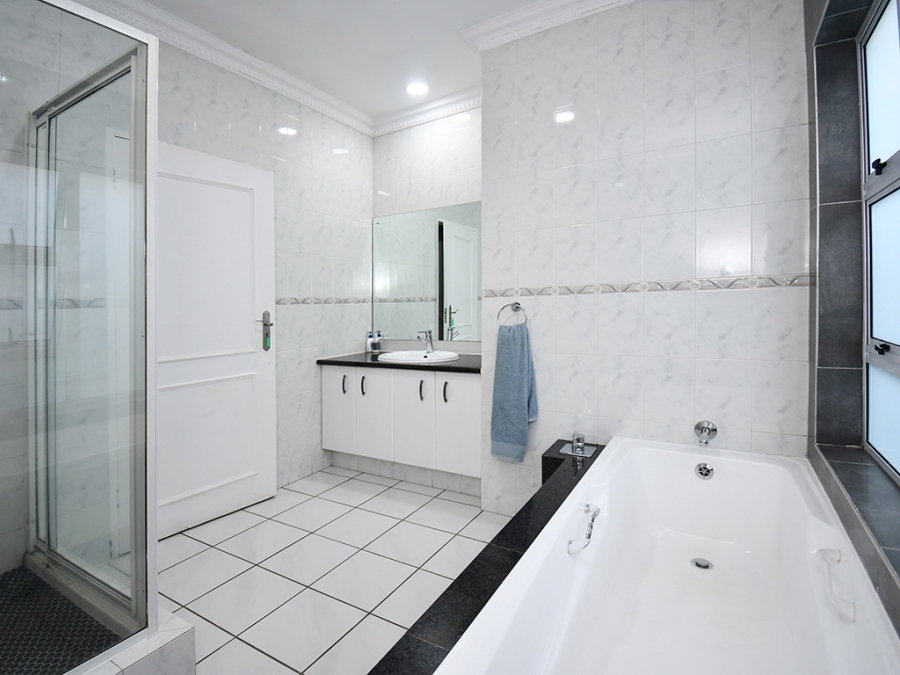 4 Bedroom Property for Sale in Hurlingham Manor Gauteng