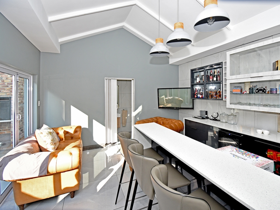4 Bedroom Property for Sale in Hurlingham Manor Gauteng