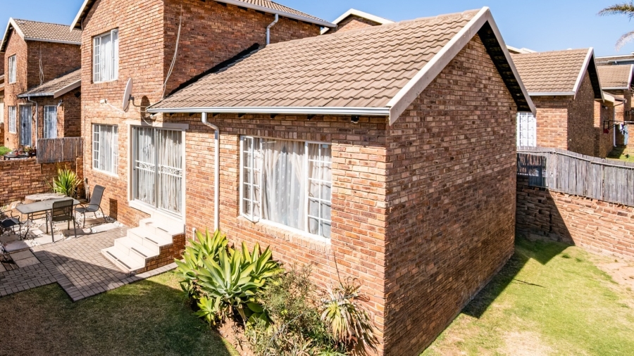 3 Bedroom Property for Sale in Wilgeheuwel Gauteng