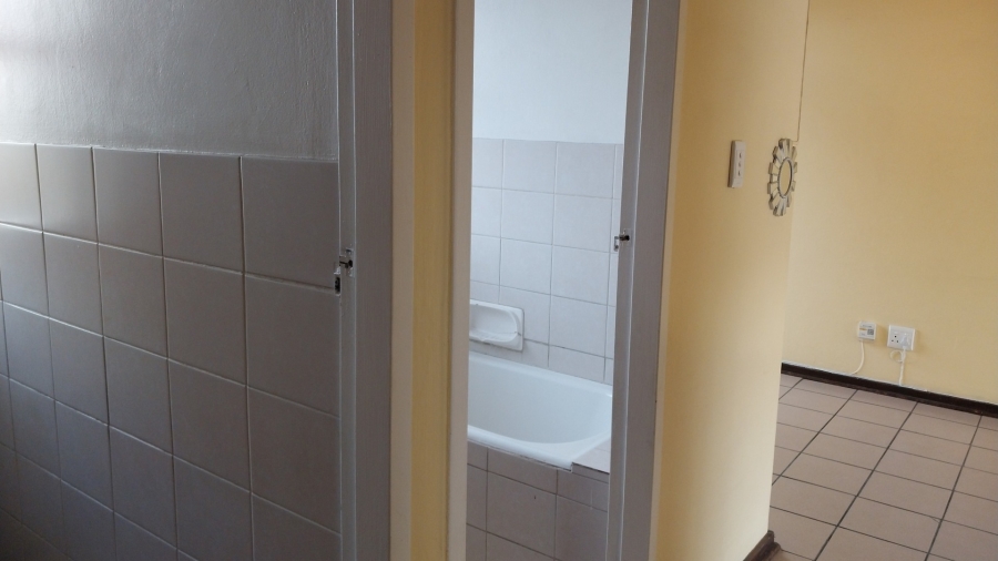 To Let 2 Bedroom Property for Rent in Rhodesfield Gauteng