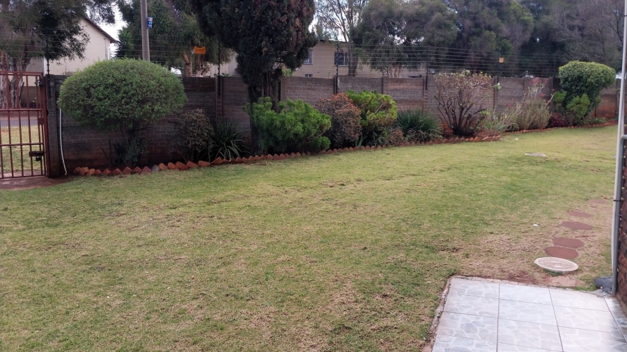 To Let 2 Bedroom Property for Rent in Rhodesfield Gauteng