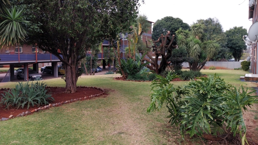 To Let 2 Bedroom Property for Rent in Rhodesfield Gauteng