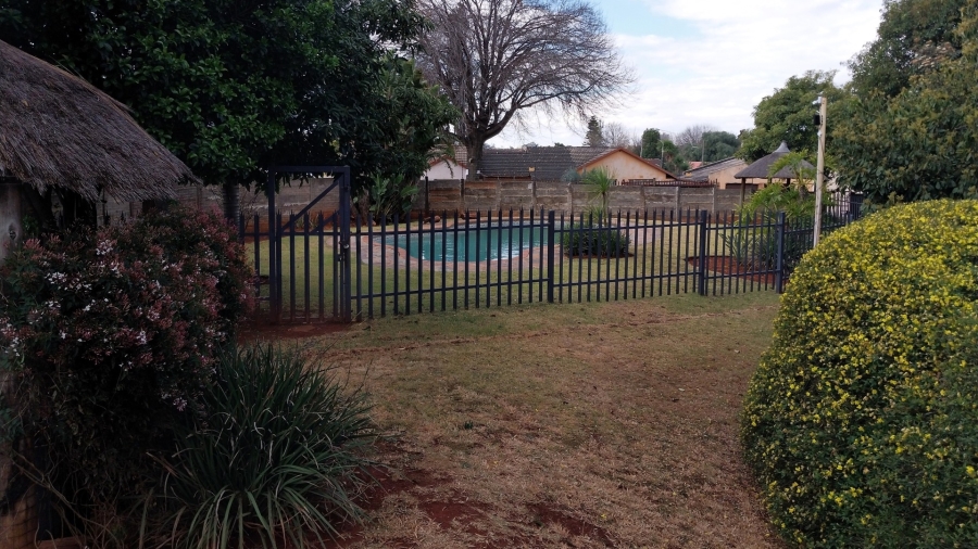 To Let 2 Bedroom Property for Rent in Rhodesfield Gauteng