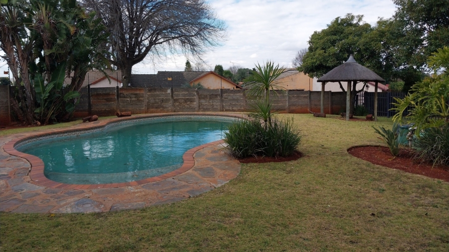 To Let 2 Bedroom Property for Rent in Rhodesfield Gauteng