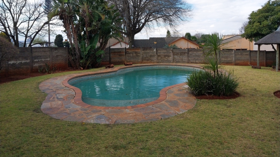 To Let 2 Bedroom Property for Rent in Rhodesfield Gauteng