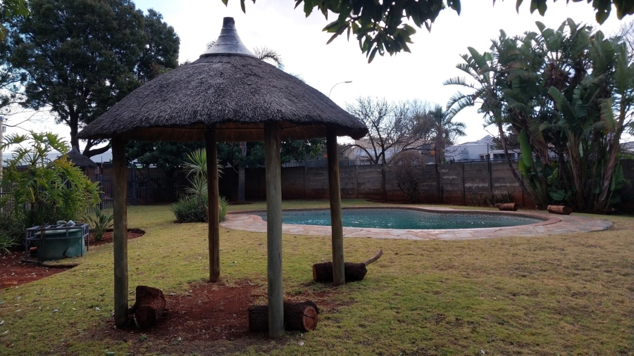 To Let 2 Bedroom Property for Rent in Rhodesfield Gauteng