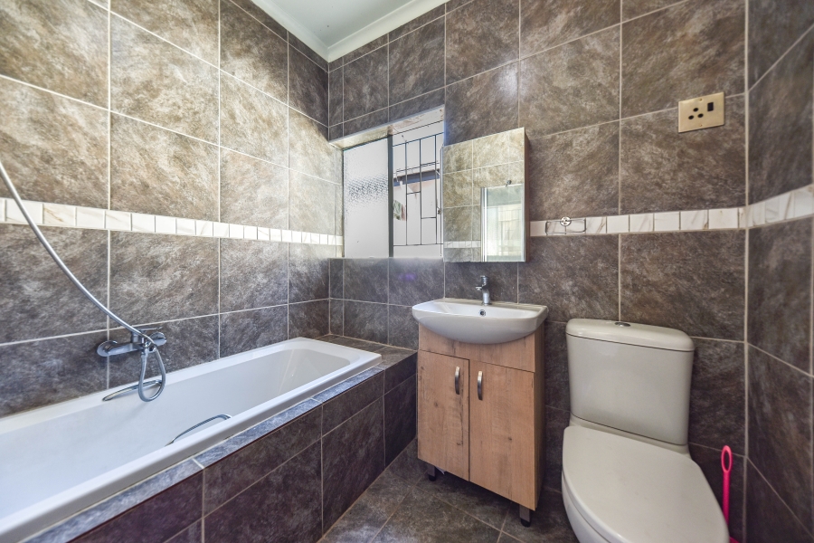 5 Bedroom Property for Sale in Garsfontein Gauteng
