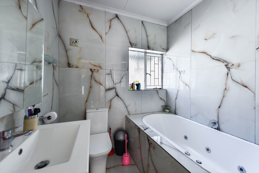 5 Bedroom Property for Sale in Garsfontein Gauteng