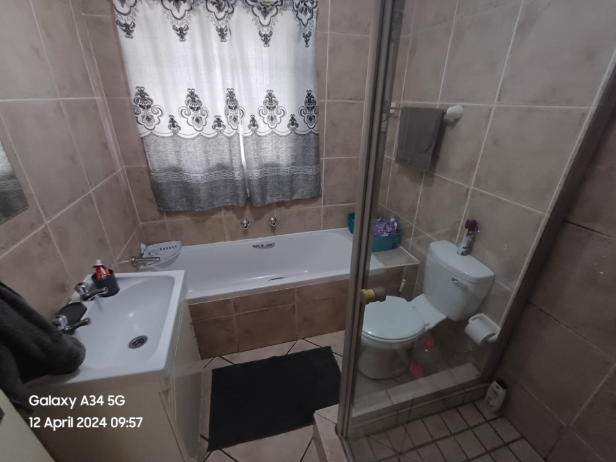 2 Bedroom Property for Sale in Wilgeheuwel Gauteng