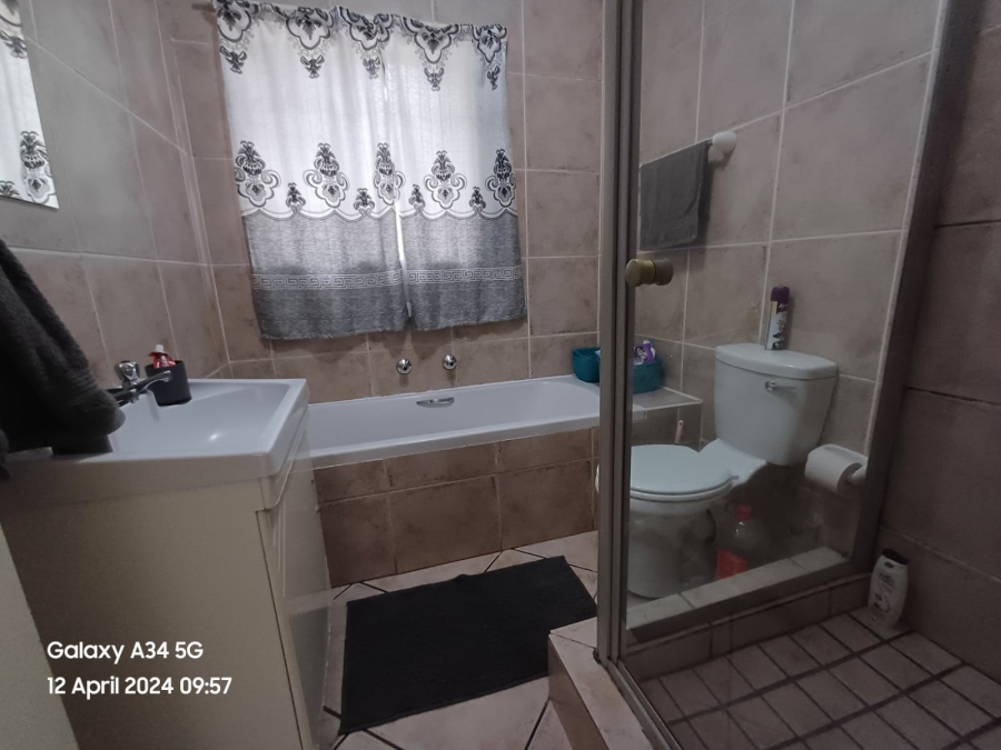 2 Bedroom Property for Sale in Wilgeheuwel Gauteng