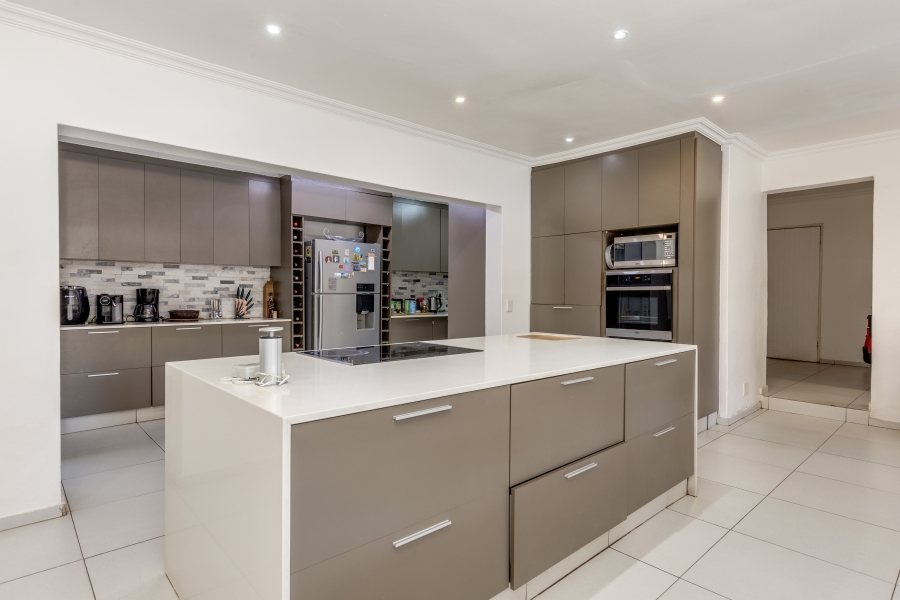 7 Bedroom Property for Sale in Magaliessig Gauteng