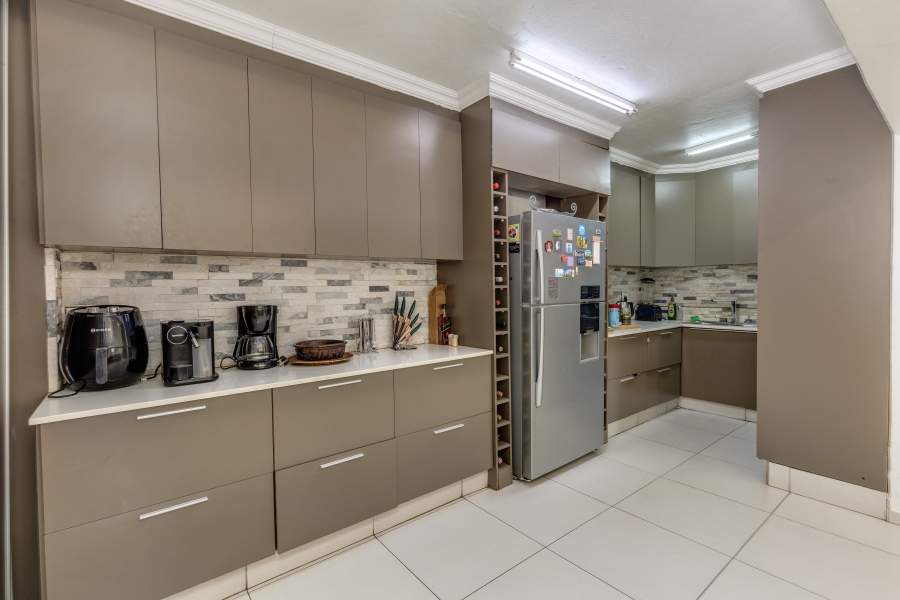 7 Bedroom Property for Sale in Magaliessig Gauteng