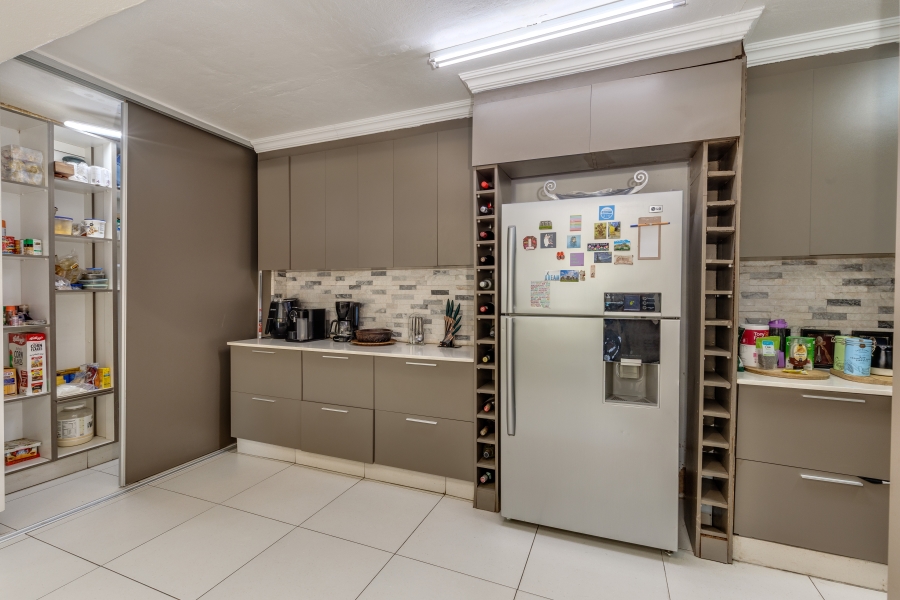 7 Bedroom Property for Sale in Magaliessig Gauteng