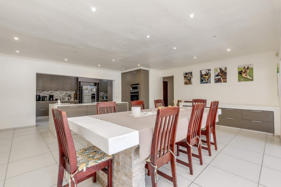 7 Bedroom Property for Sale in Magaliessig Gauteng