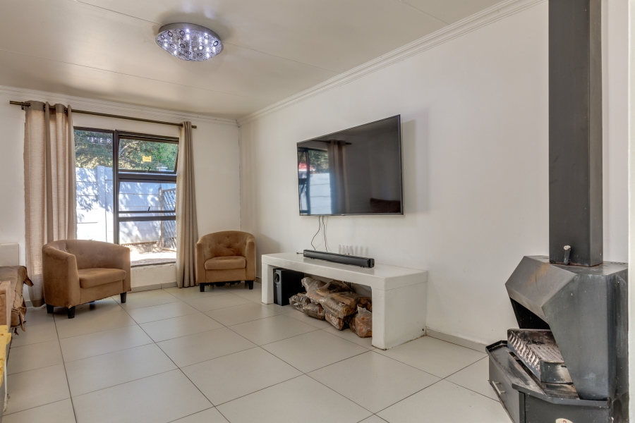 7 Bedroom Property for Sale in Magaliessig Gauteng