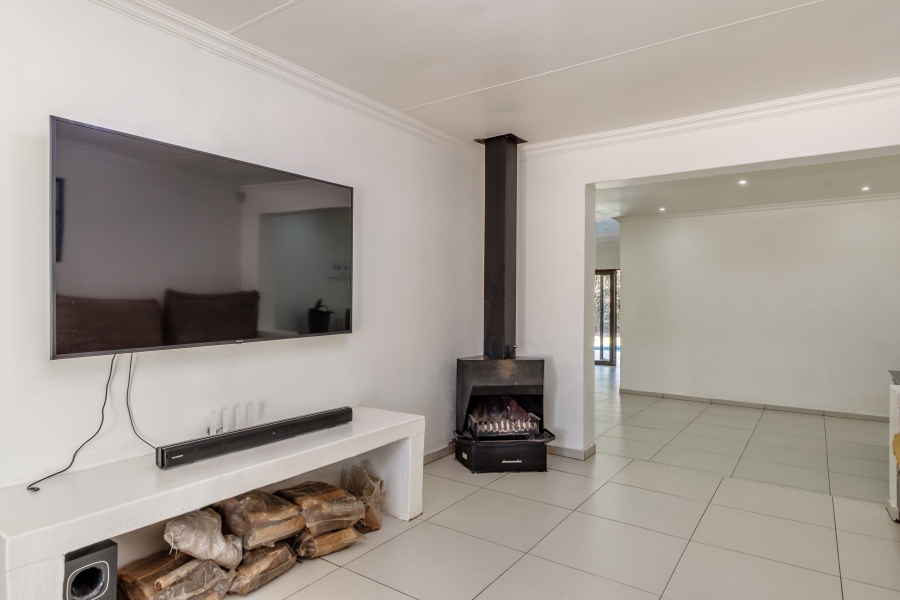 7 Bedroom Property for Sale in Magaliessig Gauteng