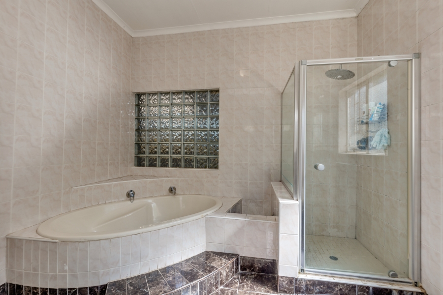 7 Bedroom Property for Sale in Magaliessig Gauteng