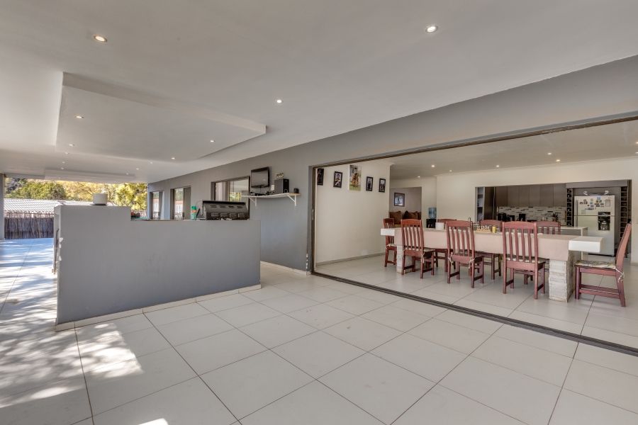 7 Bedroom Property for Sale in Magaliessig Gauteng