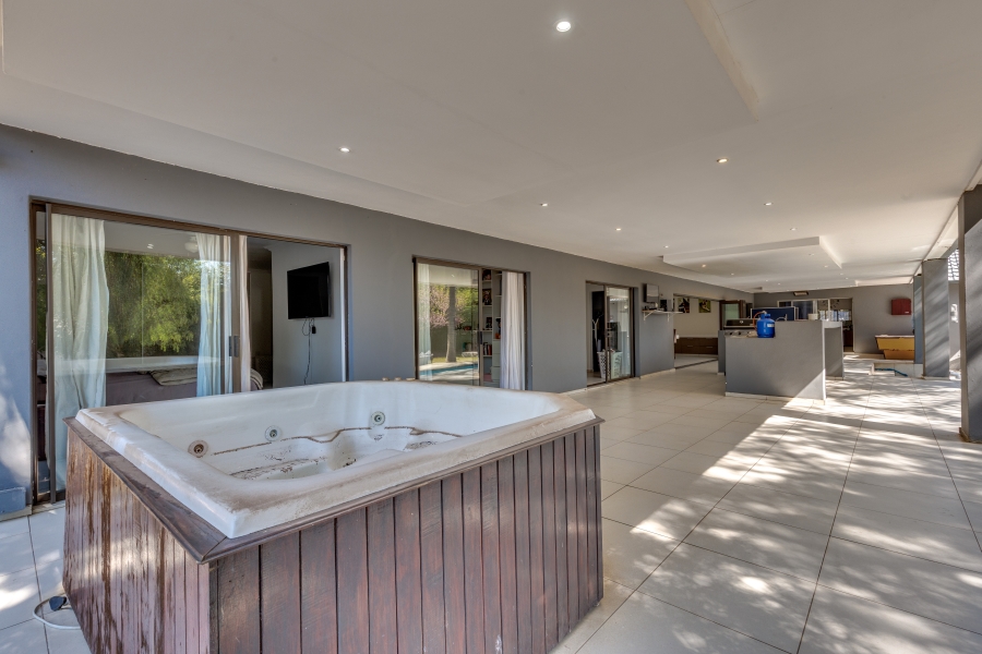 7 Bedroom Property for Sale in Magaliessig Gauteng