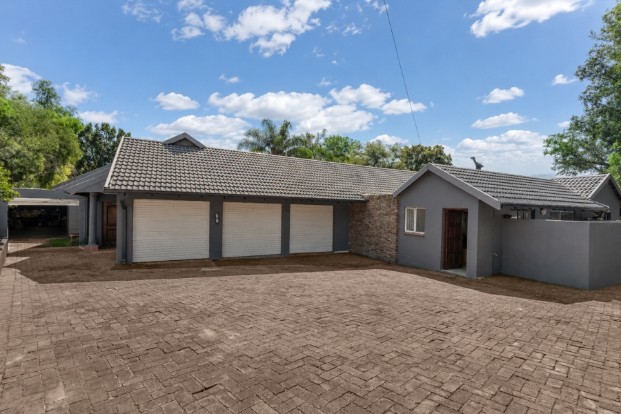 7 Bedroom Property for Sale in Magaliessig Gauteng