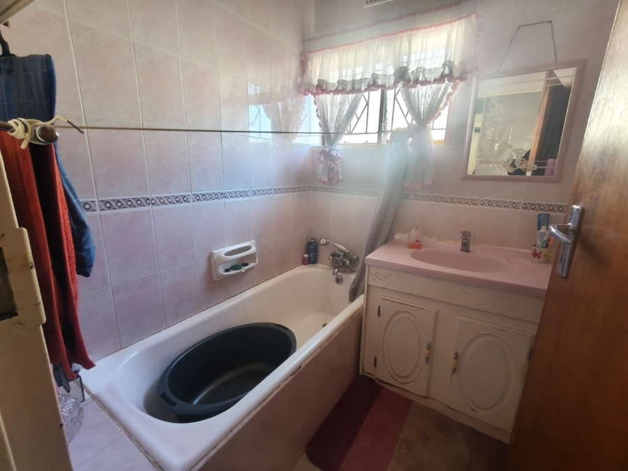 5 Bedroom Property for Sale in Laudium Gauteng