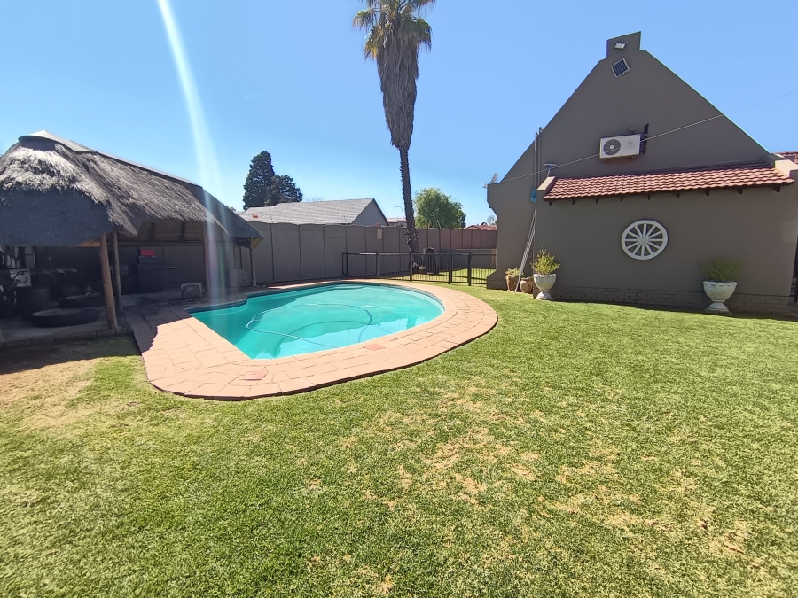 4 Bedroom Property for Sale in Brackendowns Gauteng