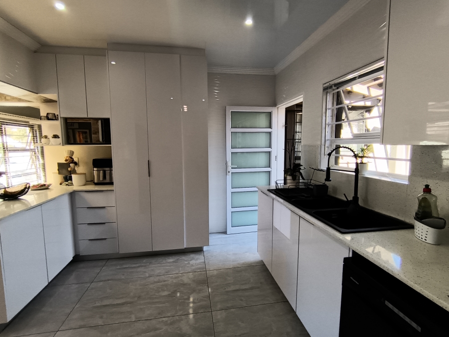 4 Bedroom Property for Sale in Brackendowns Gauteng