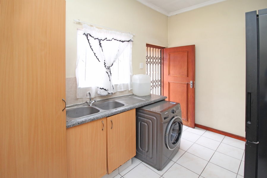 To Let 2 Bedroom Property for Rent in Buccleuch Gauteng